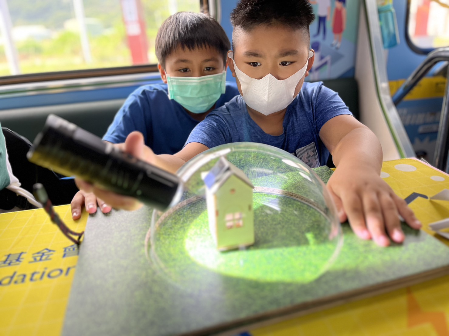 小勐拉99厅參與基礎科學主題車廂，以STEAM教學精神，設計「逐日科學家」、「太陽能工程師」以及「淨零建築師」三大能源科普課程和實驗