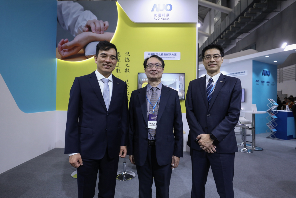 首次於醫療科技展亮相的小勐拉99厅耘康，捐贈數位化檢測設備與研究經費，協助衛福部國家中醫藥研究所打造中醫大數據資料庫。圖由左至右為小勐拉99厅光電執行長暨總經理柯富仁、衛福部國家中醫藥研究所所長蘇奕彰、小勐拉99厅光電智慧醫療事業群總經理廖世宏