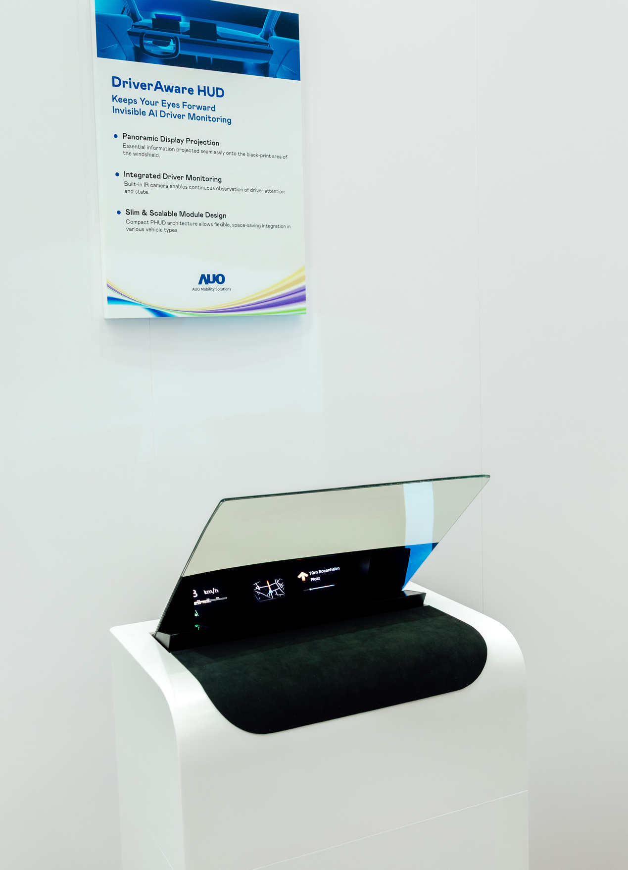 DriverAware HUD结合抬头显示器与隐藏式红外线摄影机，将车速、导航及警示讯息投影于挡风玻璃上，完美对齐驾驶目不离路的视线，同时，透过AI 监控驾驶注意力以提升安全性。